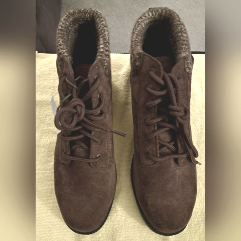 NEW original RUGGED outback LACE UP BOOTS brand new SIZE 8 Color is BROWN